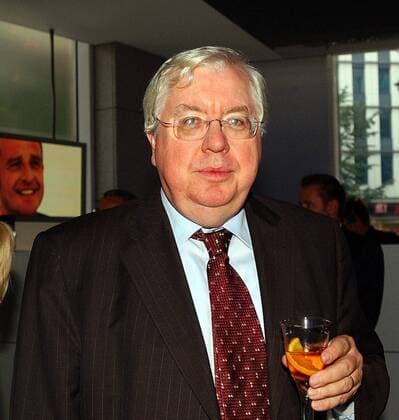 John C. Kornblum (USA Ehemaliger US-Botschafter Vorsitzender Internationale Investment Bank Lazard Berlin) trinkt auf den neuen BMW 120d anlässlich dessen Präsentation in Berlin