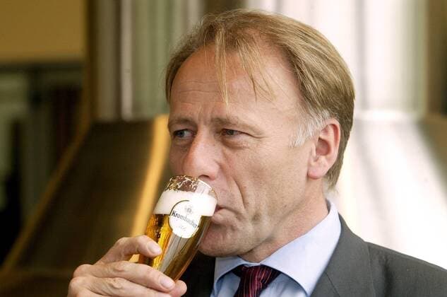 Bundesumweltminister Jürgen Trittin (GER (Bündnis 90 Die Grünen) trinkt ein Glas Bier anlässlich eines Besuchs in der Brauerei Krombacher in Kreuztal-Krombach
