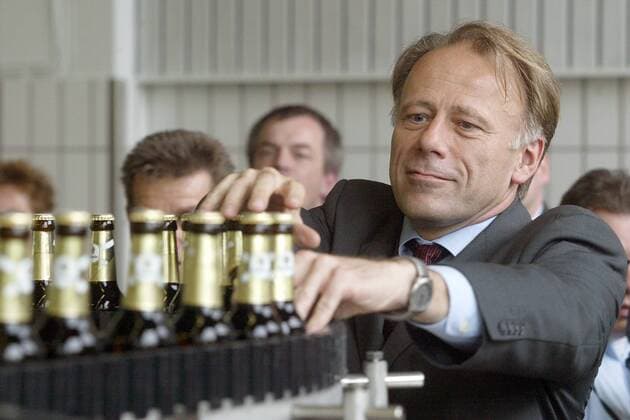 Bundesumweltminister Jürgen Trittin (GER (Bündnis 90 Die Grünen) anlässlich eines Besuchs in der Brauerei Krombacher in Kreuztal-Krombach