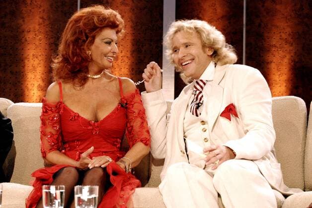 Moderator Thomas Gottschalk (re., GER) flirtet mit Schauspielerin Sophia Loren (li., ITA) anlässlich der ZDF-Show - Wetten, dass...? - in Berlin