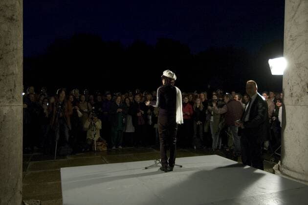 Künstlerin Yoko Ono (JPN) anlässlich ihrer Performance ONOCHORD im Rahmen der Ausstellung UTOPIA STATION im Haus der Kunst in München