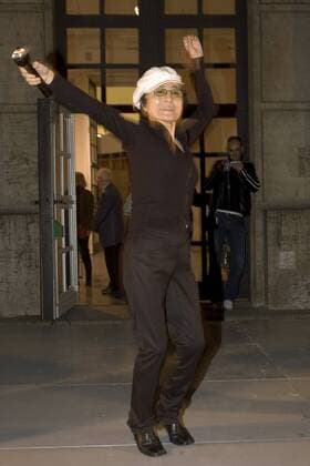 Künstlerin Yoko Ono (JPN) tanzend anlässlich ihrer Performance ONOCHORD im Rahmen der Ausstellung UTOPIA STATION im Haus der Kunst in München