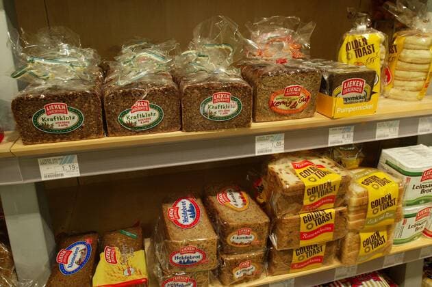 Abgepacktes Brot in einem Supermarkt in Bonn