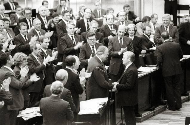 Konstruktives Misstrauensvotum - Bundeskanzler Helmut Schmidt (re., GER SPD) gratuliert seinem Nachfolger Helmut Kohl (li., GER CDU) unter dem Applaus der Bundestagsabgeordneten zum Gewinn der Abstimmung im Bundestag in Bonn