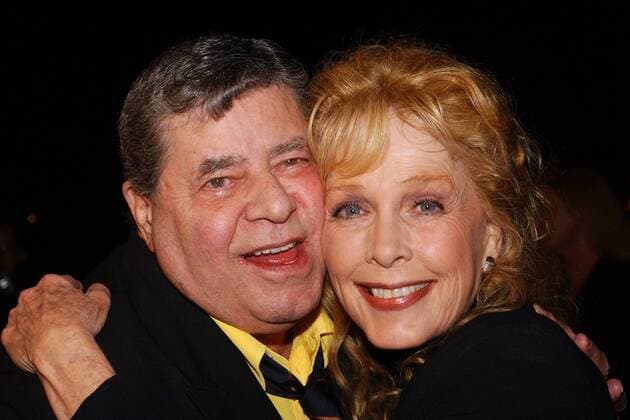 Schauspieler Jerry Lewis (li.) und Schauspielerin Stella Stevens (beide USA) haben sich lieb während der DVD Release Party von Jerry Lewis Filmen in der Reihe MOST MEMORABLE CLASSICS in Hollywood