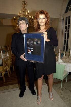 Sängerin Andrea Berg (GER) und ihr Produzent Eugen Römer (GER) stolz anlässlich ihrer Auszeichnung mit der Goldenen und Platin-Platte für ihr Album - Best of Andrea Berg - im Restaurant Frühauf in München