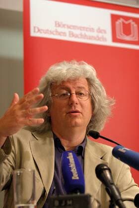 Schriftsteller Peter Esterhazy (HUN) versucht zu überzeugen anlässlich eines Pressetermins im Rahmen der Frankfurter Buchmesse 2004