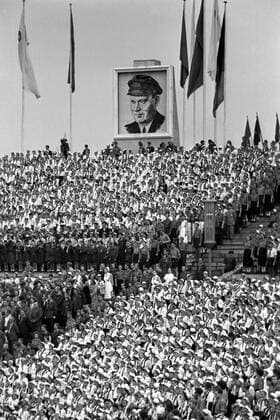 DDR - Aufmarsch der Pioniere in Berlin 1951 mit einem Riesenporträt von Ernst Thälmann