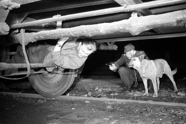 DDR - Übung eines Grenzzwischenfalls in Vacha 1965 - Soldat entdeckt einen Flüchtenden unter dem Zug