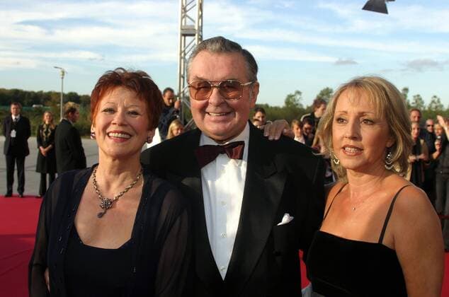 Schauspieler Ernst H. Hilbig (GER) mit Ehefrau Lotti Krekel (li.) und ihrer Schwester Hildegard Krekel (beide GER Schauspielerin) anlässlich der Verleihung des DEUTSCHEN FERNSEHPREISES 2004 in Köln