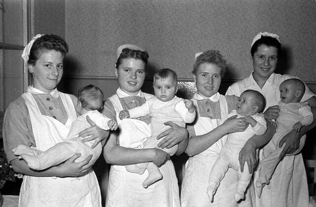 DDR - Krankenschwestern mit Vierlingen