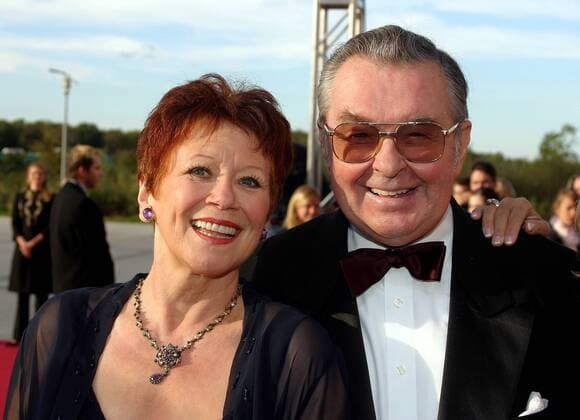 Schauspieler Ernst H. Hilbig (GER) glücklich mit Ehefrau Lotti Krekel (GER Schauspielerin) anlässlich der Verleihung des DEUTSCHEN FERNSEHPREISES 2004 in Köln