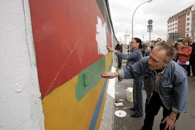 Kunstaktion Vaterland - Günther Schäfer und Varda Carmeli gestalten ein Gemälde der East-Side-Gallery an der Berliner Mauer um