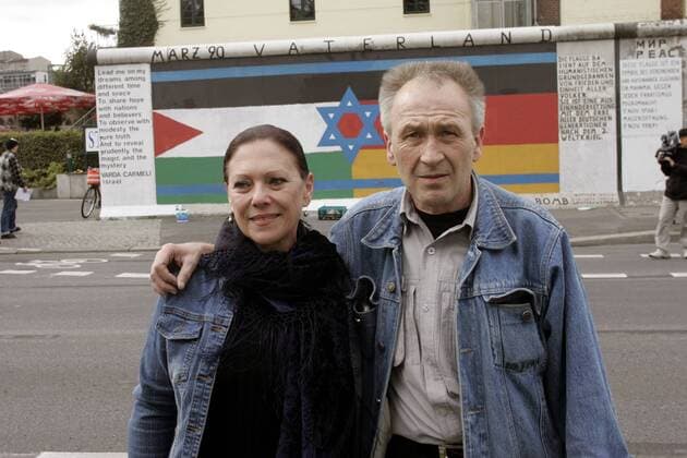 Maler und Fotograf Günther Schäfer (GER) und Malerin Varda Carmeli (ISR) vor ihrem Werk -Vaterland- anlässlich der von Schäfer initiierten Kunstaktion für den Frieden an der East-Side-Gallery in Berlin