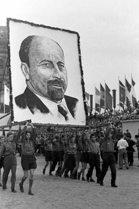 FDJler tragen einen übergroßes Bildnis Walter Ulbrichts während des Festaktes am 1. Mai auf dem Ostberliner Schlossplatz