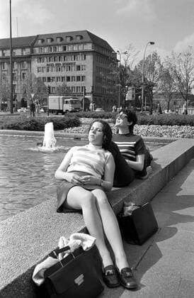 Zwei Freundinnen entspannen an einem Wasserbecken Unter den Linden in Berlin - DDR 1969