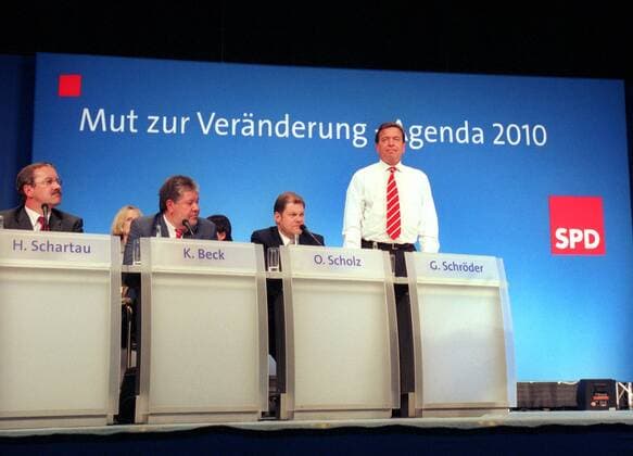 V.r.n.l.: Bundeskanzler Gerhard Schröder (GER SPD), Olaf Scholz (GER SPD-Generalsekretär), Kurt Beck (GER SPD Ministerpräsident in Rheinland-Pfalz) und Harald Schartau (GER SPD Wirtschaftsminister in NRW) während der SPD-Regionalkonferenz West in Bonn