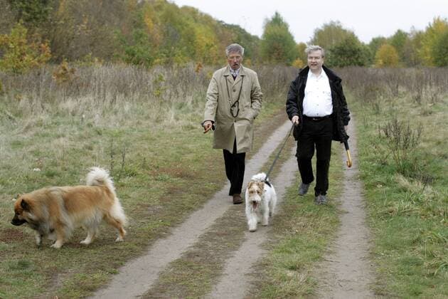 Dr. Thilo Sarrazin (li., GER SPD Berliner Finanzsenator) und Johann Michael Möller (GER Stellvertreter des Chefredakteurs Berliner Morgenpost) gehen während eines Interviews mit ihren Hunden spazieren - Berlin