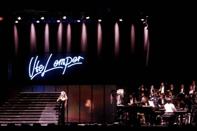 Sängerin Ute Lemper (li., GER) anlässlich eines Konzertes in der Alten Oper in Frankfurt am Main