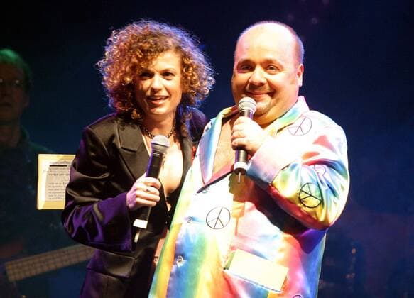 Moderator Dirk Bach (GER) und Sängerin Lucy Diakovska (BUL) anlässlich der Gala COVER ME zum WELT-AIDS-TAG 2004 in Köln