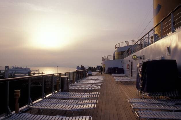 Liegestühle liegen verlassen im Abendlicht an Deck des Kreuzfahrtschiffes Costa Atlantica