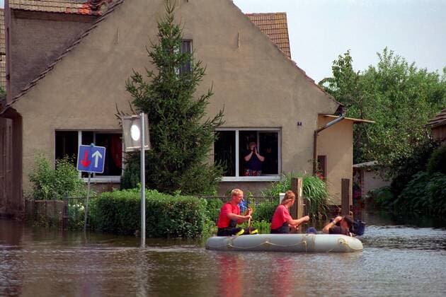 Hochwasser in Wiesenau wird von einem Schlauchboot aus gefilmt