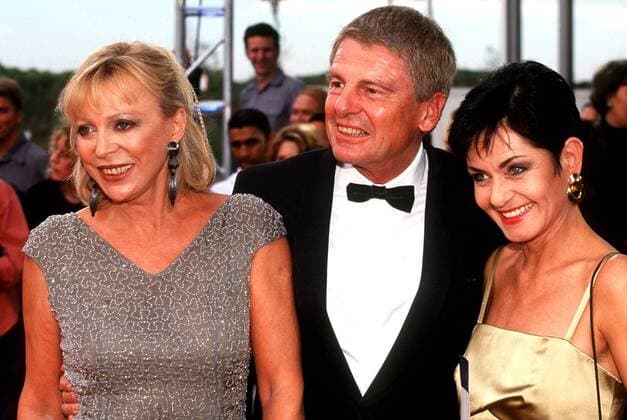 Moderator Klaus Bresser besucht mit Ehefrau Evelyn (li.) und Moderatorin Sibylle Nicolai (alle GER) die Verleihung des Deutschen Fernsehpreises 2001 in Köln