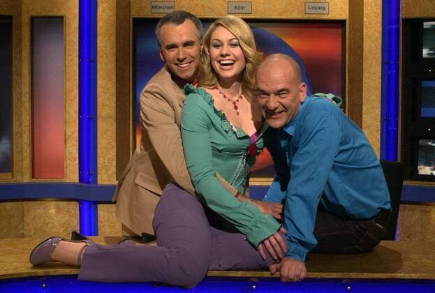V.l.n.r.: Comedians Henry Gründler, Ruth Moschner und Volker G. Schmitz (alle GER) präsentieren gut gelaunt die RTL-Fernsehshow FREITAG NACHT NEWS in Köln