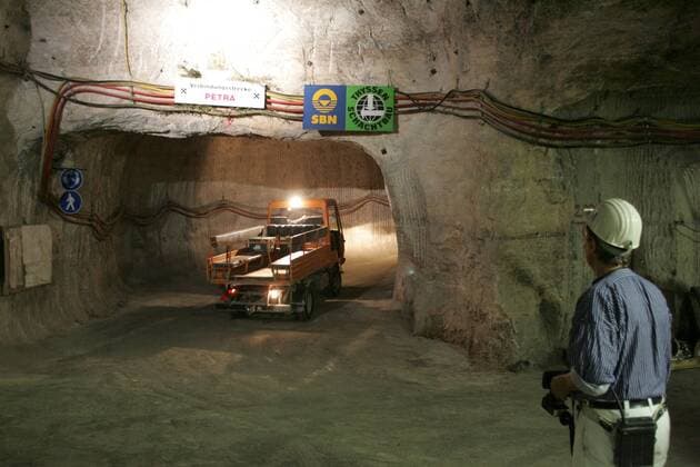 Fahrzeug fährt ein in die Verbindungsstrecke - Petra - zwischen den Gruben Teutschenthal und Angersdorf