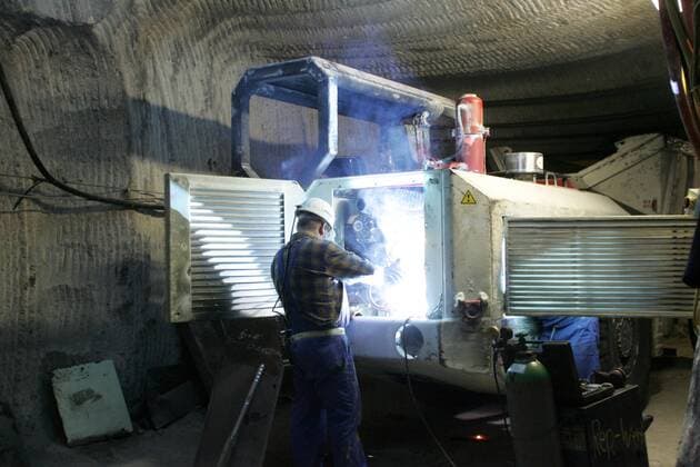Wartungsarbeiten an einer Teilschnittmaschine im Versatzbergwerk Teutschenthal