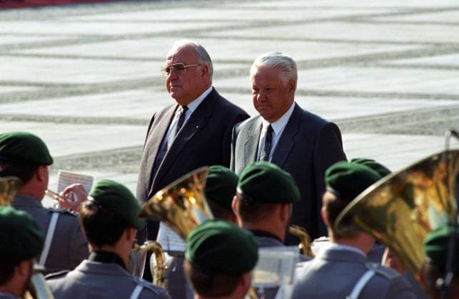 Bundeskanzler Helmut Kohl (li., GER CDU) und Präsident Boris Jelzin (re., RUS) während des Empfangs mit militärischen Ehren am Gendarmenmarkt anlässlich der Verabschiedung der russischen Truppen aus Deutschland - Berlin