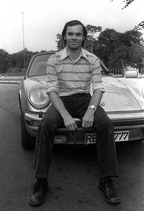 Werner Weinhold (GER Flucht aus der DDR 1975) auf der Kühlerhaube eines Porsche 911