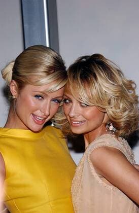 Hotelerbin Paris Hilton (li.) und Nicole Richie (beide USA) anlässlich einer Veranstaltung des Fernsehsenders FOX im Rahmen der TCA-AWARDS in Los Angeles
