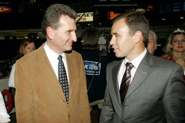 Günther Oettinger (li., GER CDU-Fraktionsvorsitzender im Landtag Baden-Württemberg) im Gespräch mit Organistator Roman Hermann (GER) anlässlich des Sechstagerennens 2005 in Stuttgart