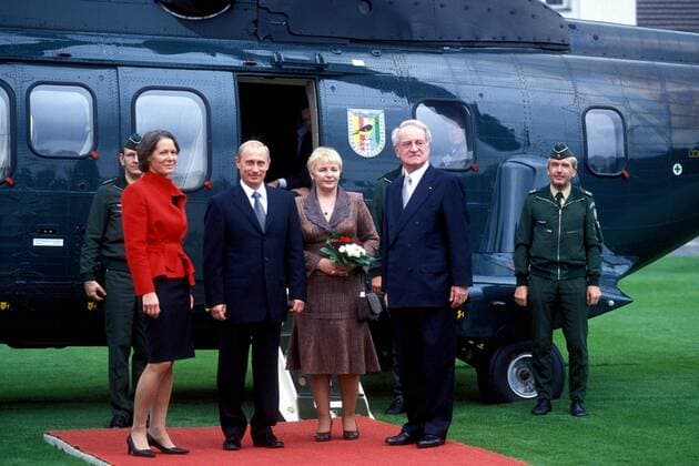 V.l.n.r.: Christina Rau (GER Ehefrau von Johannes Rau), Wladimir Putin (RUS Russischer Staatspräsident), Ljudmila Putin (RUS Ehefrau von Wladimir Putin), Johannes Rau (GER SPD Bundespräsident) vor einem Militärhubschrauber anlässlich eines Besuchs im Schloss Bellevue