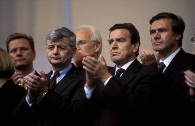 V.l.n.r.: Guido Westerwelle (GER FDP Bundesvorsitzender), Bundesaußenminister Joschka Fischer (GER Bündnis 90 Die Grünen), Edmund Stoiber (GER CSU Ministerpräsident Bayern), Bundeskanzler Gerhard Schröder (GER SPD), Wolfgang Gerhardt (GER FDP Fraktionsvorsitzender) trauern um die Opfer des Anschlages auf das World Trade Center bei einer Gedenkveranstaltung am Brandenburger Tor in Berlin