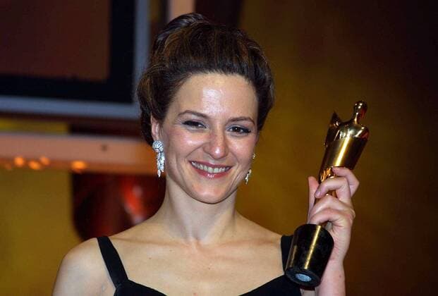 Schauspielerin Martina Gedeck (GER) freut sich über ihre Auszeichnung anlässlich der Verleihung des 52. Deutschen Filmpreises in Berlin