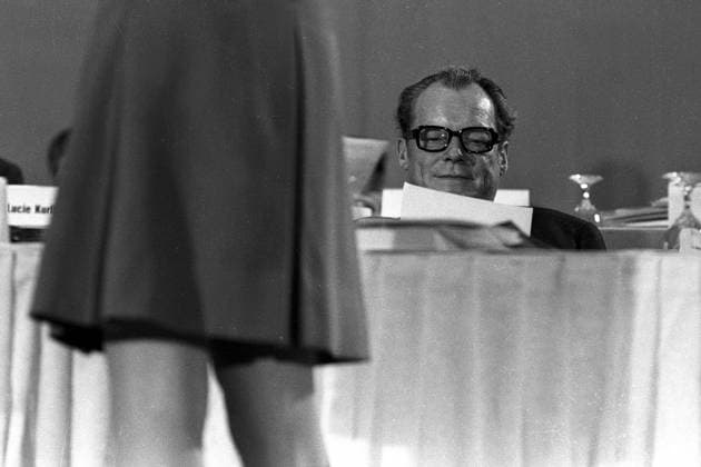 Bundeskanzler Willy Brandt (GER SPD) lässt sich vom Rockzipfel nicht ablenken - während des Außerordentlichen SPD-Parteitags 1971 in Bonn-Bad Godesberg