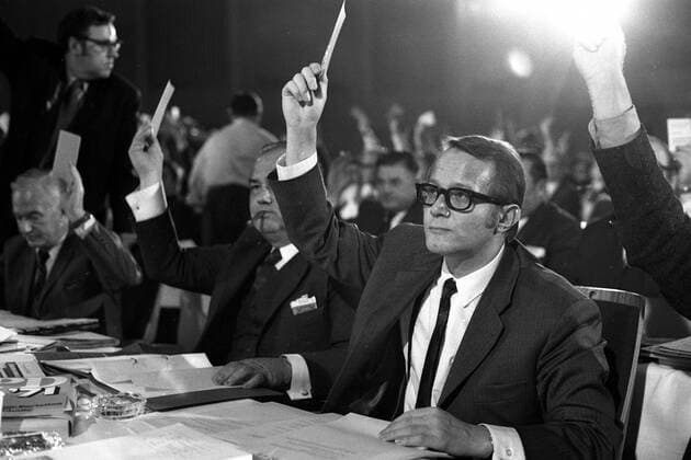 Abstimmung während des Außerordentlichen SPD-Parteitags 1971 in Bonn-Bad Godesberg - Delegierte heben ihre Stimmzettel