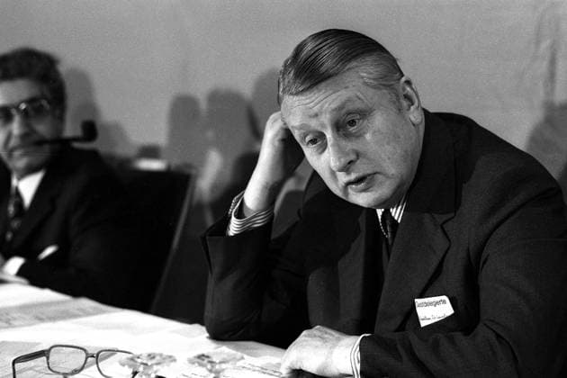 Lauritz Lauritzen (GER SPD Bundesminister für Wohnungswesen und Städtebau) während des Außerordentlichen SPD-Parteitags 1971 in Bonn-Bad Godesberg