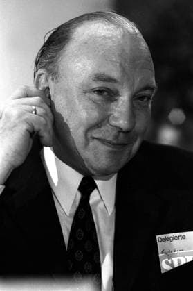 Egon Franke (GER SPD Bundesminister für innerdeutsche Beziehungen) während des Außerordentlichen SPD-Parteitags 1971 in Bonn-Bad Godesberg