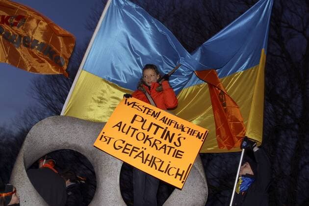 Putins Autokratie ist gefährlich - Ukrainer demonstrieren gegen die Politik des russischen Präsidenten Wladimir Putin in Hamburg