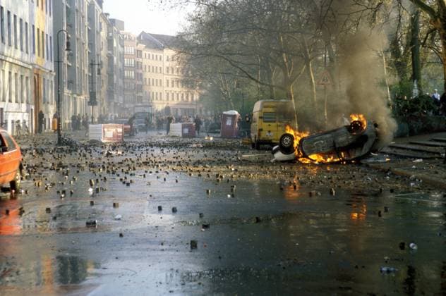 Brennendes Auto am Mariannenplatz - 1. Mai in Berlin-Kreuzberg