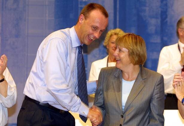Friedrich Merz (GER CDU CSU-Fraktionsvorsitzender) bedankt sich bei Angela Merkel (GER CDU-Vorsitzende) während des CDU-Bundesparteitags in Frankfurt am Main