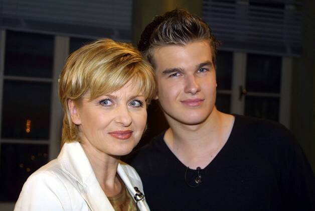 Moderatorin Carmen Nebel (li.) mit Sohn Gregor (beide GER) während der Verleihung des Bunte NEW FACES AWARDS 2002 in Berlin