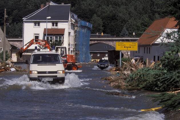Überflutete Straße in Sachsen während des Hochwassers an der Elbe - der Zoll ist trotzdem an der Grenze zu Tschechien unterwegs
