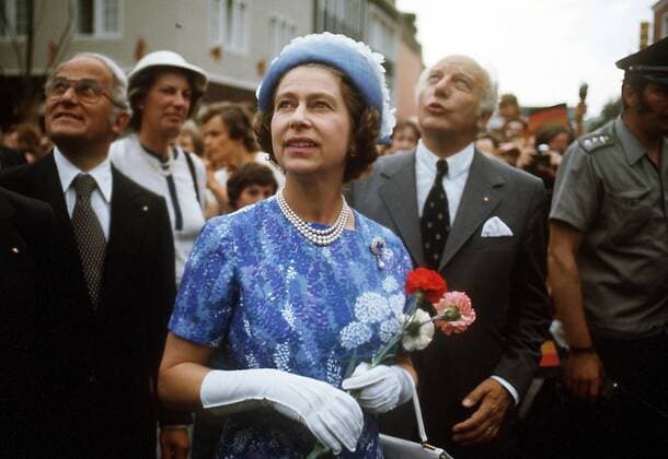 Queen Elizabeth II. (Mitte, GBR) und Bundespräsident Walter Scheel (re., GER FDP) während ihres Staatsbesuches in Deutschland