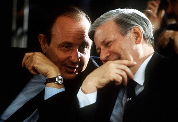 Hans Dietrich Genscher (li., GER FDP Bundesaußenminister) im vertraulichen Gespräch mit Bundeskanzler Helmut Schmidt (GER SPD)