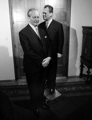 Vizekanzler Willy Brandt (re., GER SPD) muss angesichts der Größe des Bundeskanzlers Hans Georg Kiesinger (GER CDU CSU) auf ein Podest steigen, um auf dem Pressefoto mithalten zu können