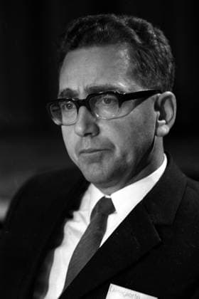 Erhard Eppler (GER SPD Bundesminister für wirtschaftliche Zusammenarbeit) anlässlich des Außerordentlichen SPD-Parteitages 1971 in Bonn-Bad Godesberg